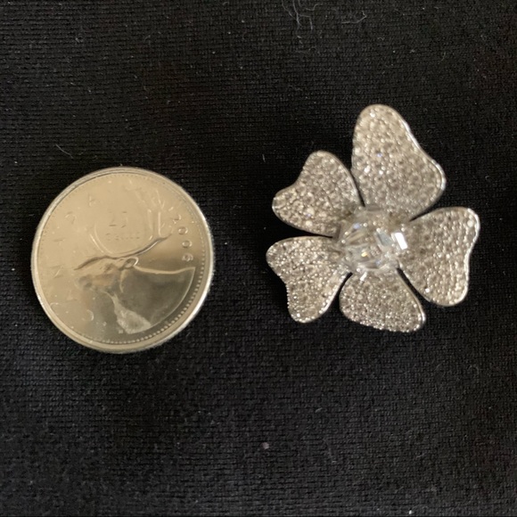 Crystal stud pierced earrings - Picture 5 of 6